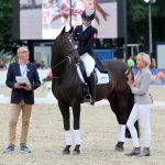 Greta Busacker im Sattel von Freudentänzer mit Mutter Ingrid Klimke und Onkel Michael Klimke / Bild: Thoms Lehmann